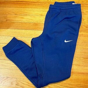 NIKE STANDARD FIT TAPER LEG JOGGER